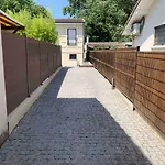 Dom wakacyjny House With 3 Bedrooms, Parking And Garden