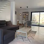 Dom wakacyjny House With 3 Bedrooms, Parking And Garden