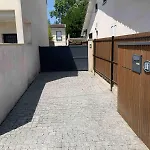 Dom wakacyjny House With 3 Bedrooms, Parking And Garden Talence