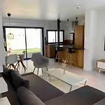 Dom wakacyjny House With 3 Bedrooms, Parking And Garden