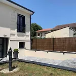 Dom wakacyjny House With 3 Bedrooms, Parking And Garden *