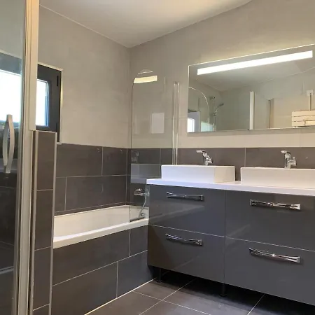 House With 3 Bedrooms, Parking And Garden
