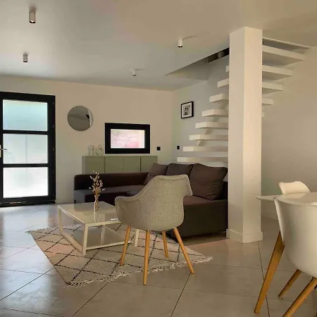 Дом отдыха House With 3 Bedrooms, Parking And Garden