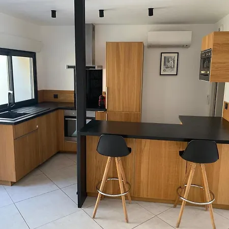Дом отдыха House With 3 Bedrooms, Parking And Garden *