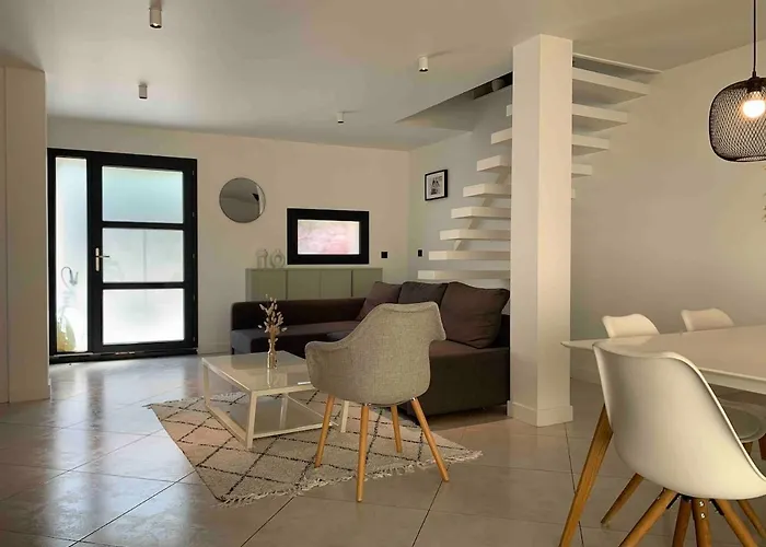 Дом отдыха House With 3 Bedrooms, Parking And Garden