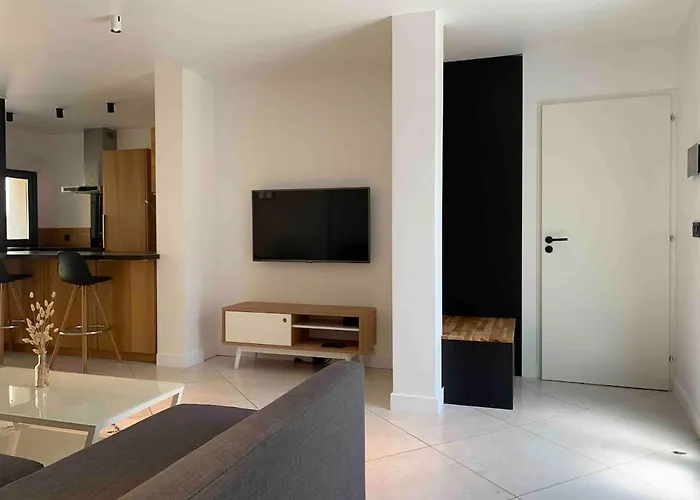Дом отдыха House With 3 Bedrooms, Parking And Garden