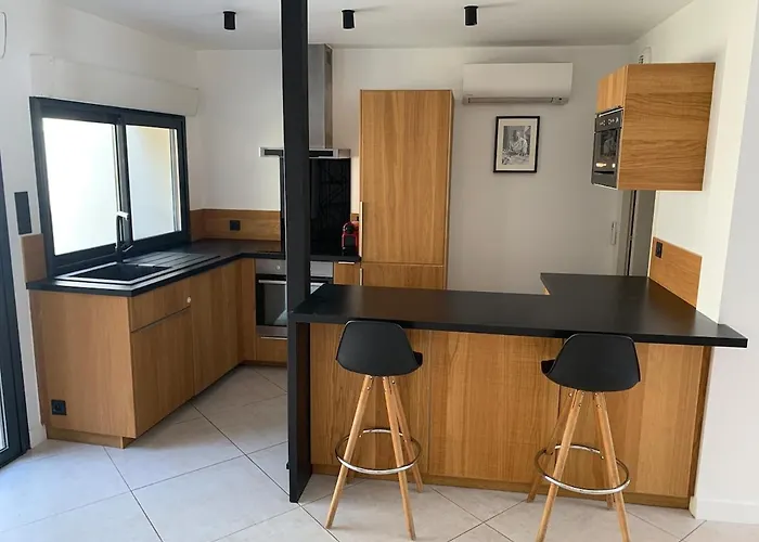 Дом отдыха House With 3 Bedrooms, Parking And Garden *