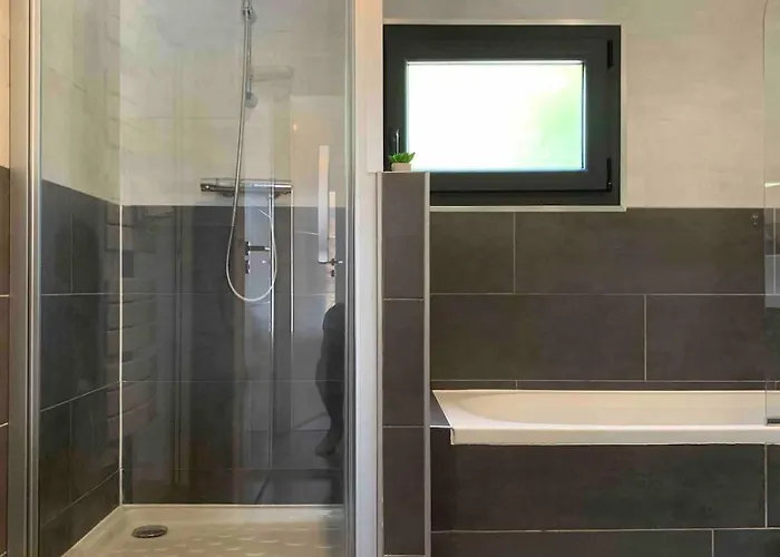 Дом отдыха House With 3 Bedrooms, Parking And Garden *