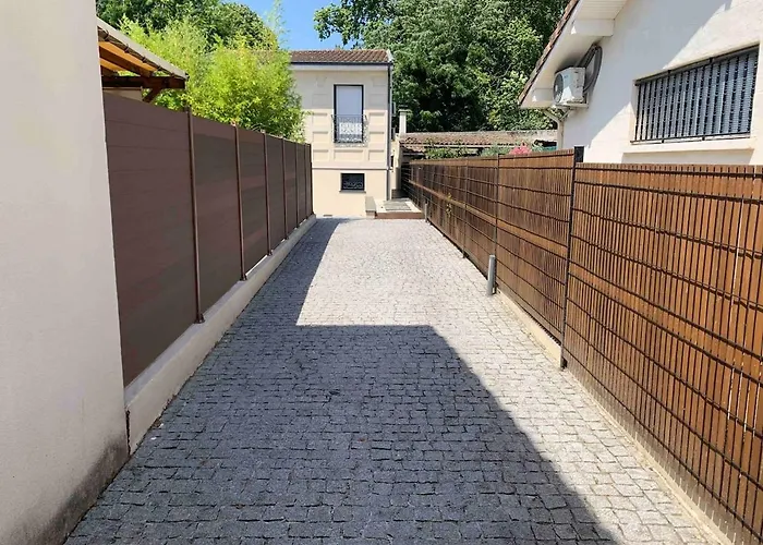 Дом отдыха House With 3 Bedrooms, Parking And Garden