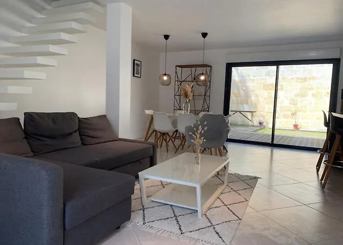 Дом отдыха House With 3 Bedrooms, Parking And Garden