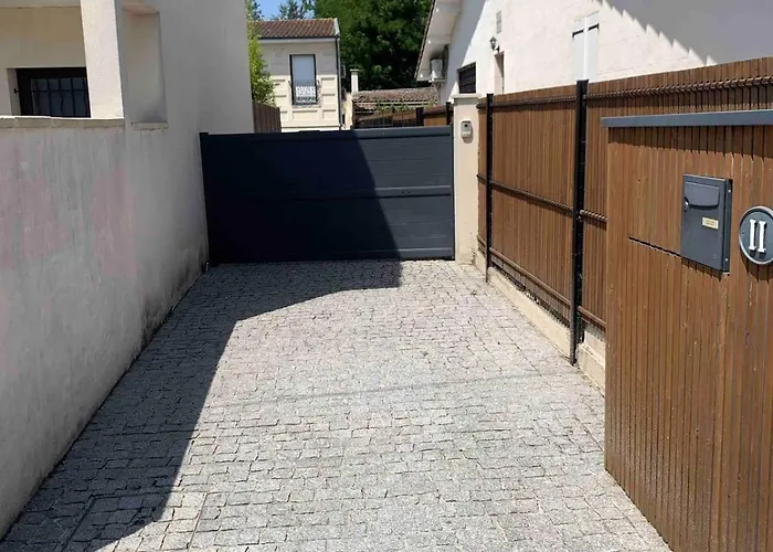 Дом отдыха House With 3 Bedrooms, Parking And Garden Таланс
