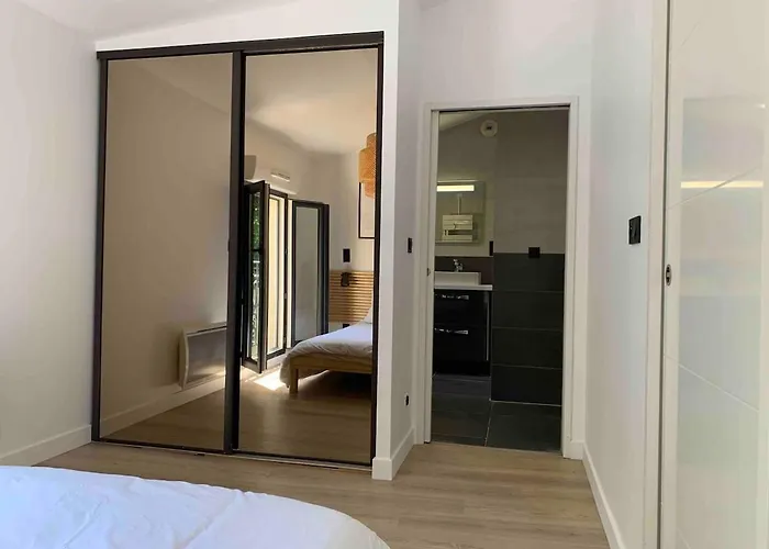 House With 3 Bedrooms, Parking And Garden