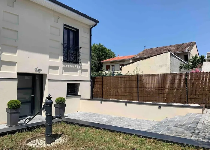 Дом отдыха House With 3 Bedrooms, Parking And Garden *