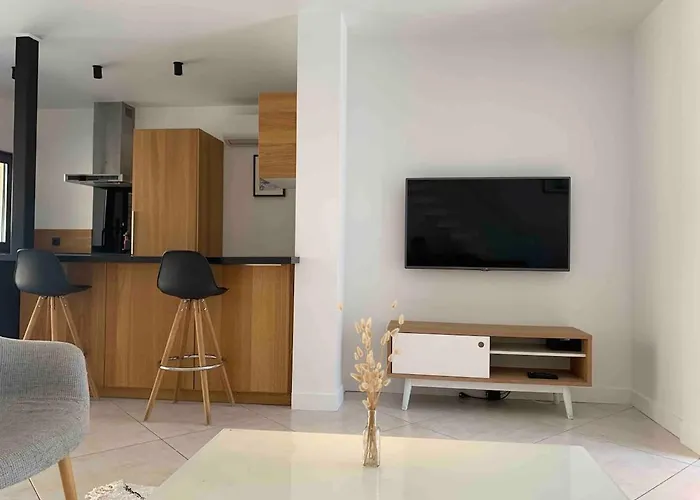 House With 3 Bedrooms, Parking And Garden Таланс